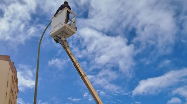 El Ayuntamiento de Las Palmas de Gran Canaria refuerza el mantenimiento del alumbrado público con la incorporación de un nuevo vehículo con plataforma aérea