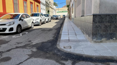 El Ayuntamiento de Las Palmas de Gran Canaria renueva aceras en varias calles de La Isleta para mejorar la accesibilidad