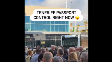 Ashotel denuncia otra vez las colas en el control de pasaportes en Tenerife Sur por falta de personal e inoperatividad técnica