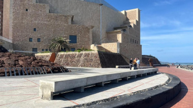 El Ayuntamiento de Las Palmas de Gran Canaria renueva los bancos en la trasera del Auditorio Alfredo Kraus para mejorar el confort y la durabilidad del espacio público