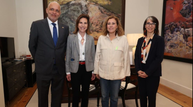 Astrid Pérez recibe a la embajadora de Francia en España en el Parlamento de Canarias