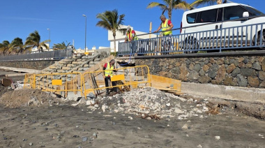 Tarajalejo recupera la accesibilidad a su playa y mejora la seguridad en el paseo