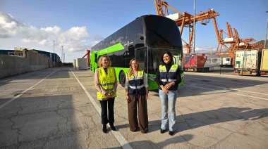 La primera guagua de dos pisos ya está en Tenerife y cubrirá el trayecto que une Santa Cruz y Costa Adeje