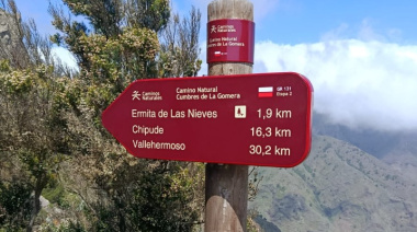 El Cabildo de La Gomera ejecuta trabajos de reposición de la señalética de la red insular de senderos
