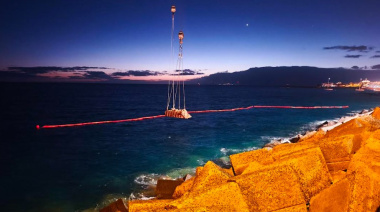 El Puerto de los Cristianos avanza en el refuerzo de su dique exterior con el inicio de la colocación de bloques