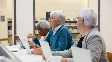 Arucas fomenta el envejecimiento activo con dispositivos digitales