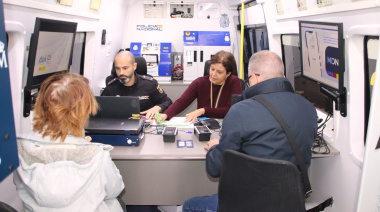 Yaiza y la Policía Nacional acercan la tramitación del DNI y pasaporte a vecinas y vecinos del municipio