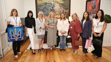 Mujeres de la comunidad ucraniana en Canarias visitan el Parlamento y reflejan su situación actual en las islas