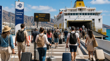El número de pasajeros que utilizaron los puertos de Canarias disminuye en marzo