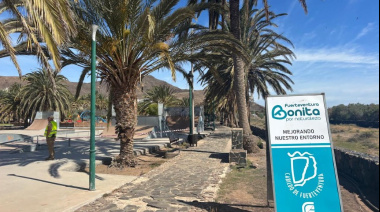 El Cabildo, desde ‘Fuerteventura, bonita por naturaleza’, poda 180 palmeras del parque Félix López de Gran Tarajal