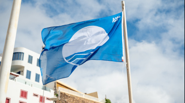 La Bahía de Sardina de Gáldar es distinguida con la Bandera Azul por décimo año seguido