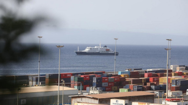 El MV Hondius llega al puerto tinerfeño de Granadilla