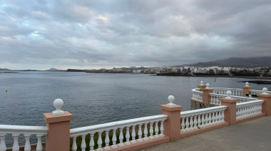 La Concejalía de Playas renueva el balizamiento del canal a nado de la costa de Telde