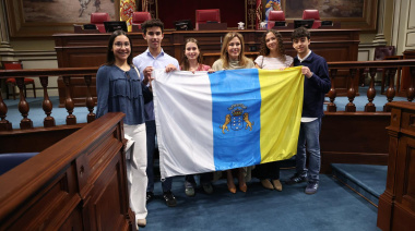 La presidenta del Parlamento entrega la bandera canaria que acompañará a los estudiantes seleccionados para la Ruta Quetzal 2026