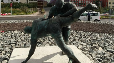 La escultura “La Luchada” decora la nueva rotonda de acceso a Visvique