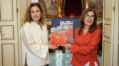 Astrid Pérez recibe el Informe Anual 2025 de la Diputación del Común, que urge a actuar ante la pobreza infantil