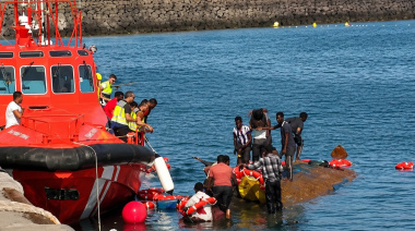 El Cabildo de El Hierro recuerda el primer aniversario del naufragio de un cayuco que dejó siete migrantes fallecidas