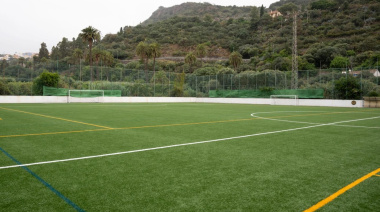 El Cabildo de Gran Canaria mejora el campo de fútbol de La Angostura con la renovación de su césped artificial