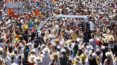 El Papa dice adiós con acogidos en Las Raíces, misa ante 35.000 fieles y vuelo en falcon