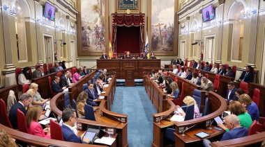 El Parlamento de Canarias aprueba la nueva ley de municipios turísticos con la abstención de Vox