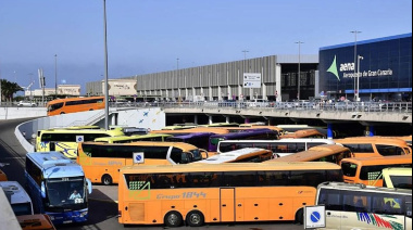 Canarias logra que Aena suspenda el aparcamiento de pago para guaguas y negocie su aplicación