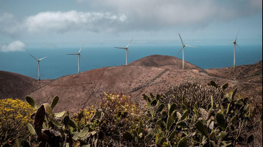 La producción de electricidad mediante energías renovables aumentó en 2025 pero sigue lejos de los productos petrolíferos