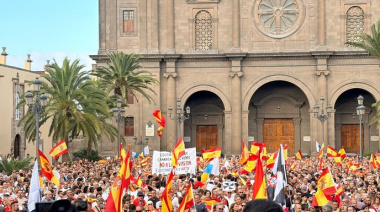 Miles de personas reclaman en Canarias "unidad" frente a la crisis en Ceuta