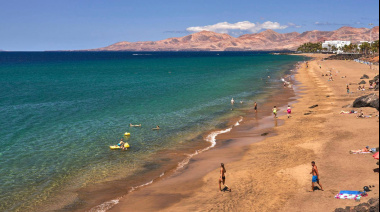 El Cabildo acerca el reciclaje a las playas de Lanzarote con actividades para aprender a reciclar en familia