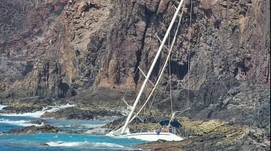 El Ayuntamiento de Gáldar pide explicaciones por la falta de actuación ante el riesgo de hundimiento de un velero en la costa de Sardina