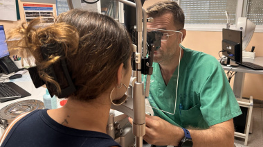 Oftalmólogos del Hospital La Candelaria recuerdan que frotarse los ojos puede provocar una deformación corneal