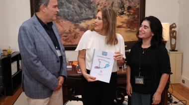 Astrid Pérez recibe el informe sobre la pobreza y la exclusión social en Canarias