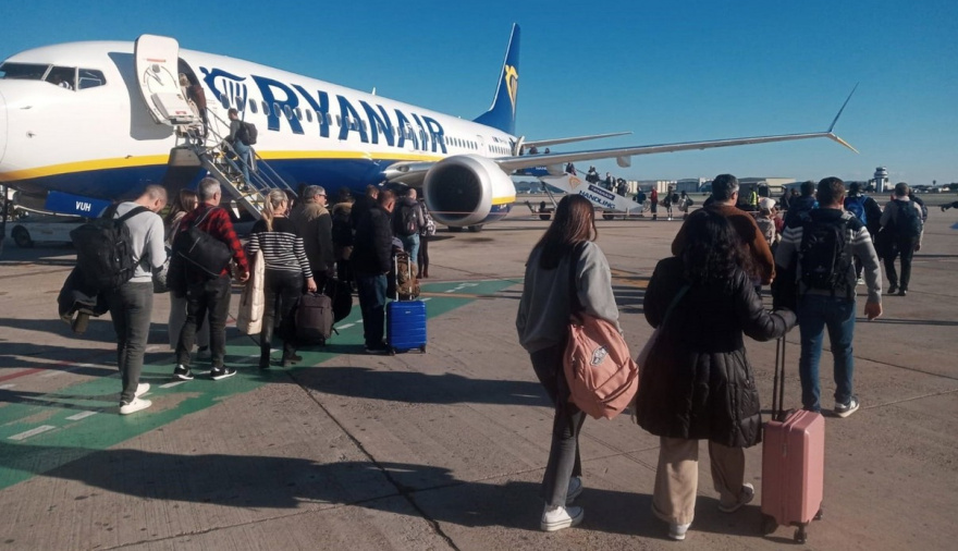 Lope Afonso prevé poco impacto en Tenerife del recorte de plazas de Ryanair y lo vincula a la subida de tasas de Aena