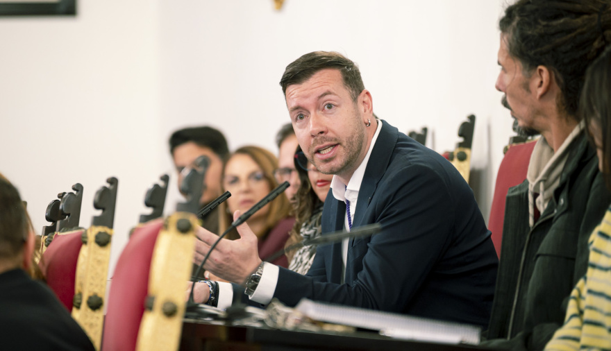 Unidas se puede La Laguna propone analizar si las paradas de guagua protegen realmente del sol, la lluvia y el viento