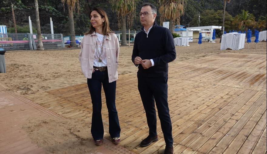 Santa Cruz avanza en las obras de mejora de la accesibilidad en la playa de Las Teresitas