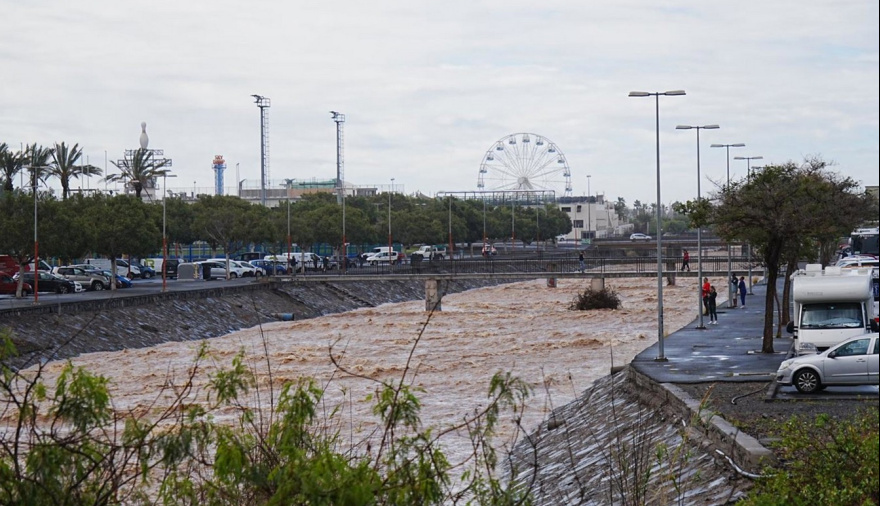 Gran Canaria registra durante la mañana 300 incidencias por la borrasca y hasta 24 presas están aliviando agua
