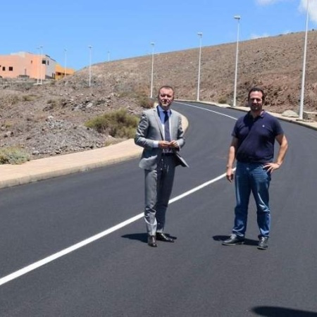 Gáldar asfalta la carretera de la Urbanización Playa Canaria
