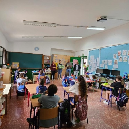 El Cabildo de Fuerteventura entrega contenedores de reciclaje en los centros educativos