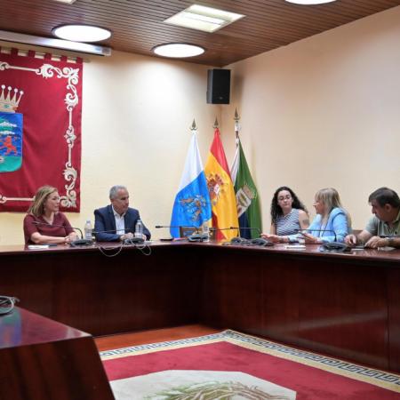 Astrid Pérez traslada la Mesa del Parlamento a El Hierro para conocer de cerca el repunte de la crisis migratoria en la isla