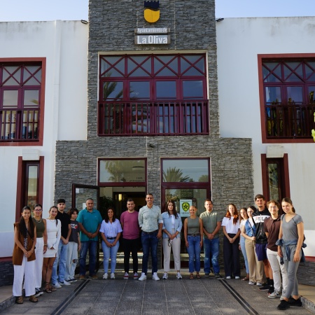 El Ayuntamiento de La Oliva da la bienvenida a jóvenes que realizarán un primer contacto con el mundo laboral