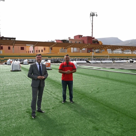 Gáldar avanza en la colocación del nuevo césped artificial de Barrial