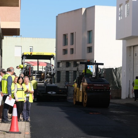 El Ayuntamiento de Las Palmas de Gran Canaria reordena el tráfico para continuar con el asfaltado en siete barrios de la ciudad