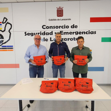 El Gobierno de Canarias cede nuevos dispositivos de rescate para evitar ahogamientos en Lanzarote