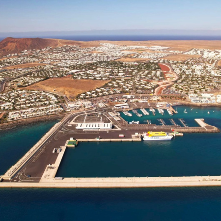 Puertos Canarios confirma a Óscar Noda que hay seis navieras interesadas en atracar sus cruceros en Playa Blanca