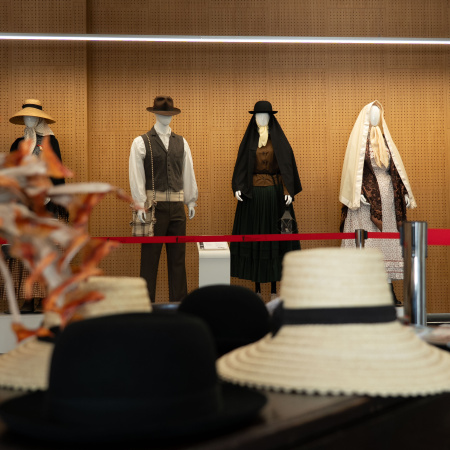 La exposición de vestimenta tradicional del Cabildo de Fuerteventura llega a la Biblioteca de Gran Tarajal