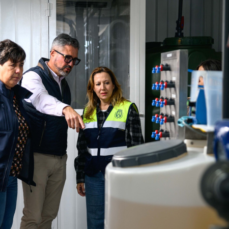 Rosa Dávila afirma que el compromiso es llegar al vertido cero y recuperar las banderas azules en las playas de Tenerife