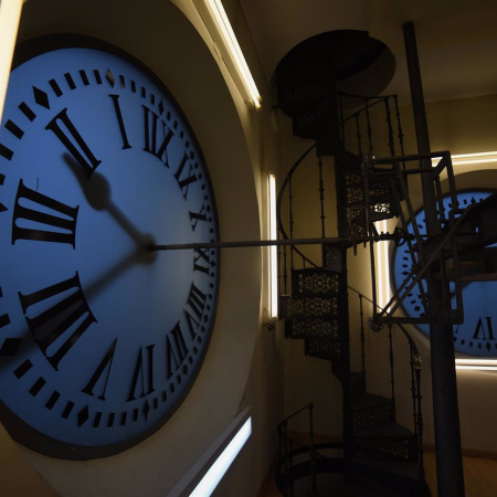 El reloj de la Puerta del Sol activa el 'modo canario' y se retrasará este viernes una hora como muestra de hermandad por el Día de Canarias