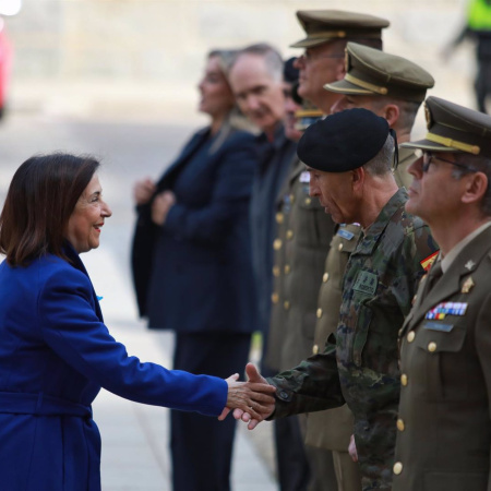 Robles alaba "la dedicación, el esfuerzo y la entrega" de los militares con motivo del Día de las Fuerzas Armadas