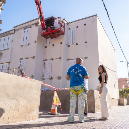 Vivienda de San Bartolomé de Tirajana supervisa el avance de las obras de rehabilitación de las 106 viviendas del Castillo del Romeral