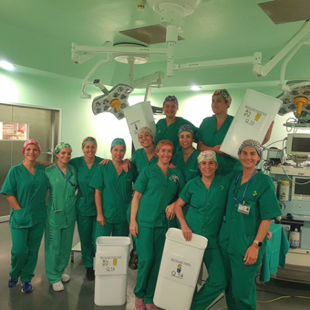 El Hospital Doctor Negrín recicla en su área quirúrgica una media de 14 toneladas de papel y plástico al año