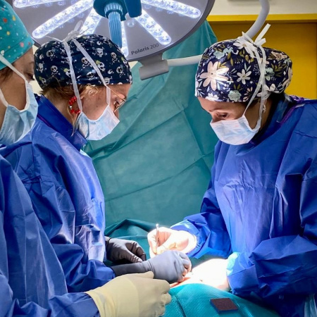 El Hospital Molina Orosa implanta un sistema de neuromodulación medular para tratar el dolor crónico resistente